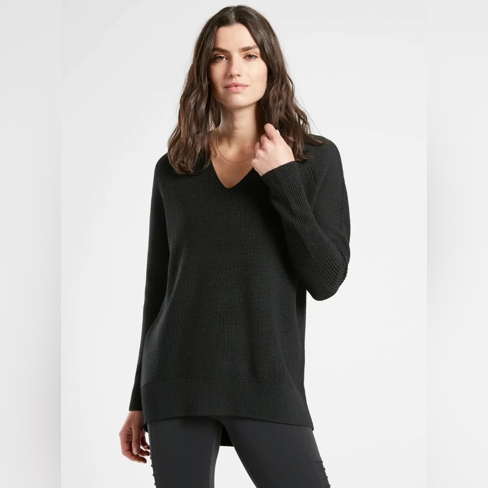 𝅺Athleta  Hanover V-neck tunic merino wool blend sweater. Size small.